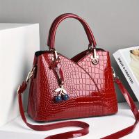 2022 El bolso de mano de textura de cocodrilo sintético más nuevo y moderno para mujer con colgante de cereza: elegante bolso y bolso de hombro negro y rojo, cierre de cremallera, forro de poliéster, detalle de pintura en los bordes, bolso | Bolso elegant - details 2