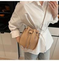 Bolso minimalista de cubo para mujer Cierre con cordón, bolso de mano elegante para uso diario y formal Accesorio de moda en tonos beige, negro, gris, khaki, rosa Finalización texturada - details 24