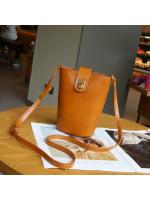 Bolso bandolera de piel auténtica para mujer con correa ajustable para el hombro y cierre giratorio - Diseño elegante minimalista, varios colores (marrón café/blanco leche/gris oscuro y más) - Bolso versátil para uso diario, informal y profesional, bolso - details 13