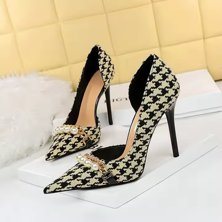 Tacones altos con patrón de cuadros, boca ligera, laterales huecos, cadena de perlas de metal, súper tacón alto, zapatos individuales. - 1