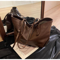 Bolso de gran capacidad retro premium, bolso de hombro simple y explosivo para mujer, bolso de mano para llevar bajo el brazo. - details 15