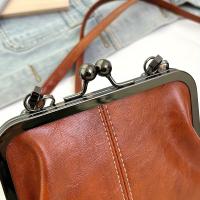 2025 Nuevo bolso bandolera vintage para mujer con correa ajustable para el hombro y cierre de beso - Bolso de color sólido en rojo, marrón claro, negro - Bolso de hombro pequeño elegante para atuendos informales y formales, bolso bandolera - details 4