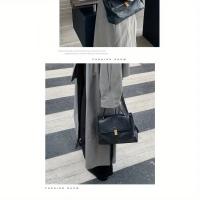 Bolso de mano de piel sintética negra de gran capacidad para mujer: elegante bolso de viaje de alta gama con opción cruzada, cierre de cierre de beso y detalles cosidos - details 1