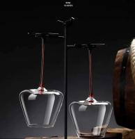 Gafas rojas de estilo europeo atadas sobre fondo negro con copa de cristal de una celebridad de alto valor Bury wine - details 2