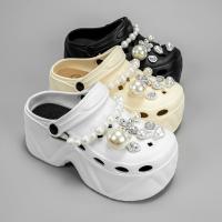 Zapatos de Tacón Alto con Cadena de Perlas de Moda 2025 Estilo de Cuero Falsificado con Patrón de Cuernos Zapatos Casuales para Hombres - details 3