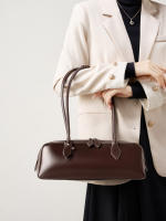 Bolso Baguette de Piel de Vaca para Mujer: Bandolera de Diseño Exclusivo y Gran Capacidad - details 0