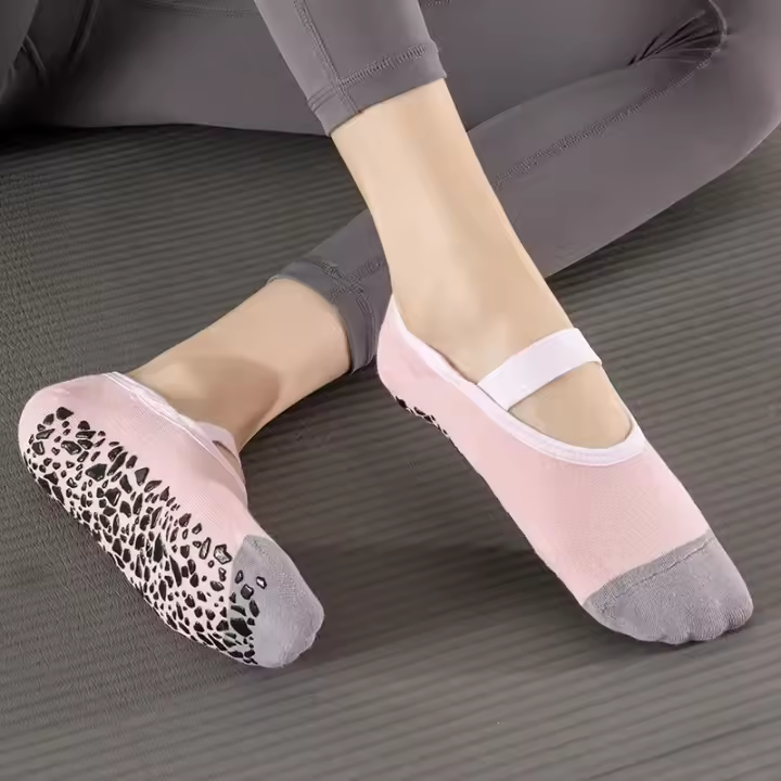 Calcetines de Yoga profesionales para mujer, calcetines antideslizantes de silicona para entrenamiento interior, calcetines deportivos de baile, calcetines transpirables con espalda descubierta de algodón para Pilates - 1