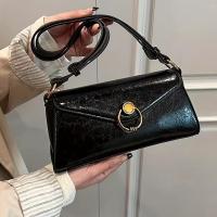 Bolso bandolera retro de moda para mujer con detalles de anillos de metal y cierre magnético - Opciones en negro y marrón, forro de poliéster, Guangzhou elaborado para ocasiones informales y formales, lindo bolso bandolera, bolso elegante - details 0
