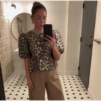 Elegante camisa delgada con tirantes huecos de leopardo blusa y relajada para mujeres blusa de manga corta de cuello o blusa - details 10