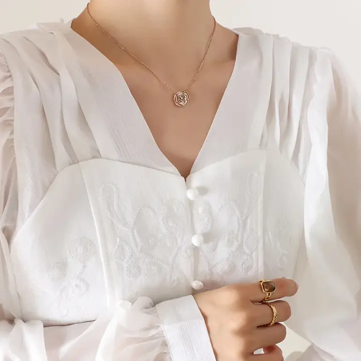 Collar con incrustaciones de diseño de nicho moderno y elegante, versátil, con rosas cálidas, circonita, conchas marinas blancas y accesorios chapados en oro. - 1