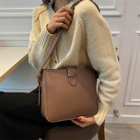Bolso de mujer versátil 2025 nuevo bolso de mensajero de mujer simple y de moda bolso de cubo retro de gama alta - details 1