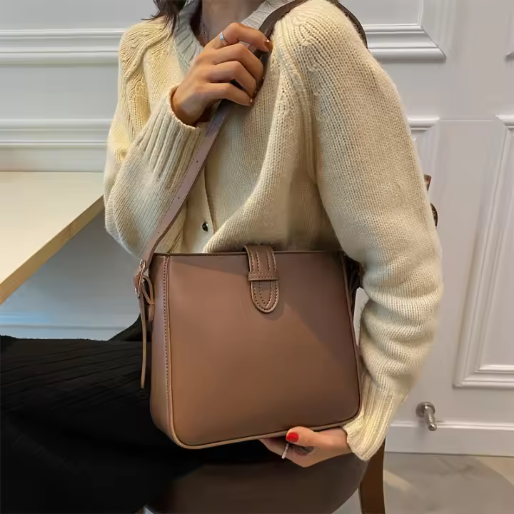 Bolso de mujer versátil 2025 nuevo bolso de mensajero de mujer simple y de moda bolso de cubo retro de gama alta - 1