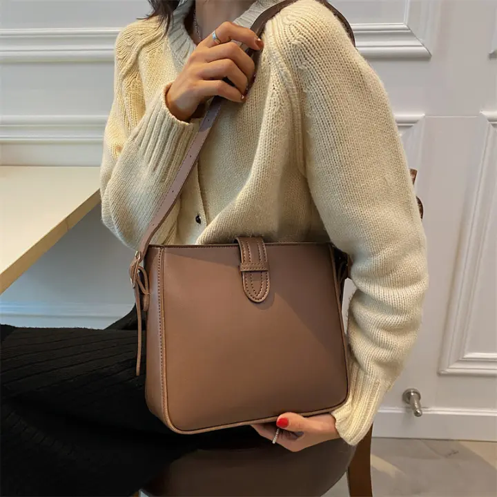 Bolso de mujer versátil 2025 nuevo bolso de mensajero de mujer simple y de moda bolso de cubo retro de gama alta - 1