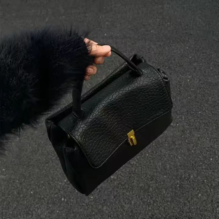 Bolso de Tote de Cuero Sintético Negro Gran Capacidad, Elegante Bolso de Negocios con Opción de Cruz, Cierre con Cerradura, Detalles Remachados, Forro de Poliéster, Perfecto para Trabajo o Uso Diario, Versátil Carryall - 1
