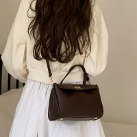 2025 Nuevo bolso bandolera suave para mujer: correa ajustable para el hombro, cierre giratorio, forma cuadrada pequeña, marrón oscuro/blanco/negro, versátil para desplazamientos y uso informal/formal, bolso bandolera, accesorio de viaje, diseño elegante - details 2