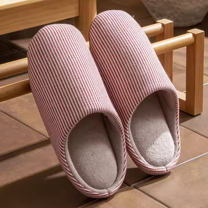 Zapatillas Slient para mujeres y hombres, zapatos planos suaves antideslizantes y esponjosos, cómodas diapositivas, zapatillas de casa para interiores para parejas - 1