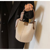 Bolso de mano de mujer nuevo de primavera y otoño de nicho de moda 2025, bolso de hombro versátil de moda, bolso de cubo tejido. - details 15