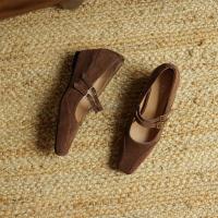 Retro cordero flip interior que aumenta los zapatos individuales, nueva hebilla cruzada de cabeza cuadrada con tamaño de tacón de cuña zapatos de mujer. - details 27