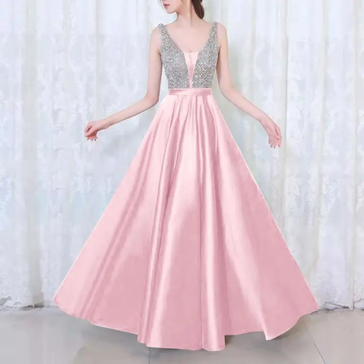 Elegante vestido de noche de mujer de talle alto, lleno de vitalidad. - 1
