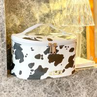 Bonita bolsa de maquillaje, pequeña bolsa de cosméticos para mujer, bolsa de aseo mediana, bolsa organizadora impermeable de PU (estampado de vaca) - details 1