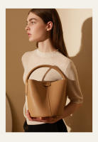 Bandolera y bolso de mano de cuero premium, estilo cubo con acabado de lujo - details 5