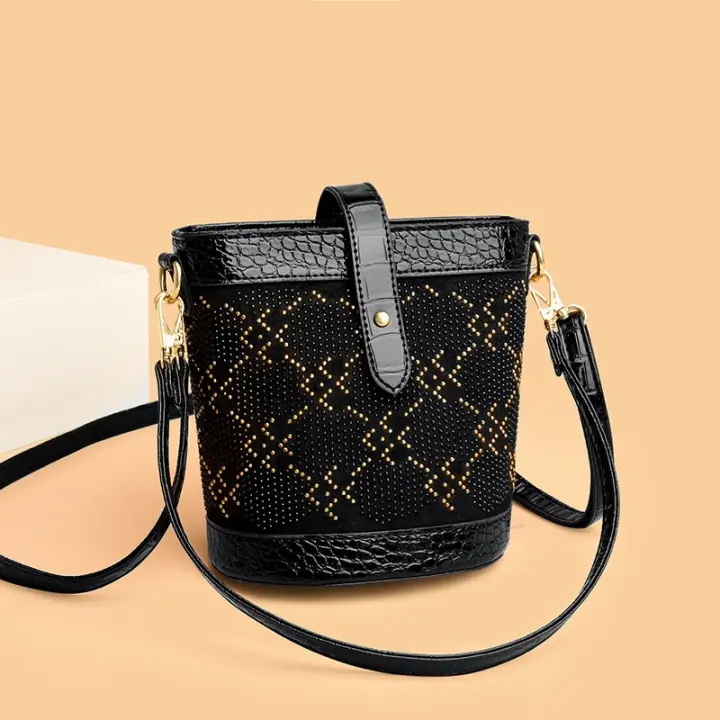 2025 Bolsa De Mensajero Con Incrustaciones De Diamantes Retro Europea Y Americana Nicho De Gran Capacidad Sentido De Gama Alta Versátil Bolsa De Cubo Para Viajeros - 1