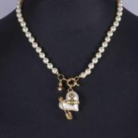Vīvīеппе Westwood Sheryl Collar de perlas Asimétrico en forma de corazón y motivo de pasador de seguridad Tallado de orbe de Saturno en tono dorado - details 1
