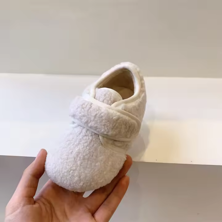 Compañeros de clase, niños y niñas usan zapatos de algodón para niños fuera de los zapatos de Mao Mao. - 1