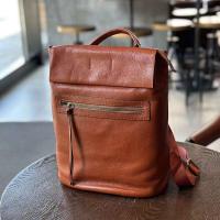 Mochila de cuero marrón con cremallera abatible, adecuada para estudiantes universitarias y estudiantes masculinos. - details 7