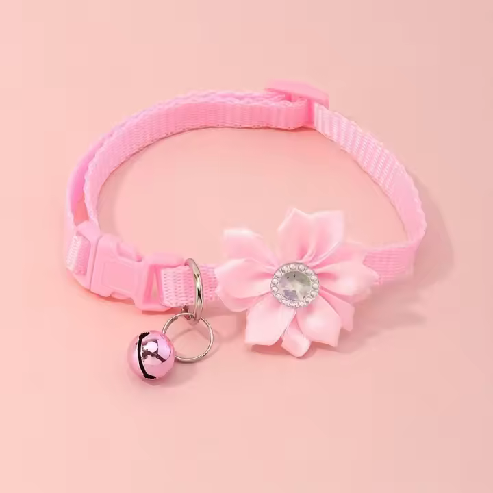 Collar de gato con adornos de flores de nailon con campana, varios colores disponibles, collar ajustable para mascotas para gatos y perros pequeños - 1