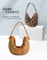 Bolso retro de mujer con remaches mate, bolso de mensajero portátil media luna, bolso de hombro, bolso de mano de gamuza. - details 0