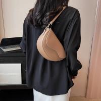 Bolso Retro de Color sólido con tapa para mujer, bandolera con correa ancha para el hombro de cuero PU a la moda - details 6