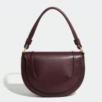Bolso de sillín para mujer en color burdeos - Cuero sintético de alta calidad con cierre magnético en tono dorado, correa de hombro ajustable y costuras en contraste - Versátil para viajes, oficina, compras - Incluye correa para la muñeca - Regalo perfect - details 0