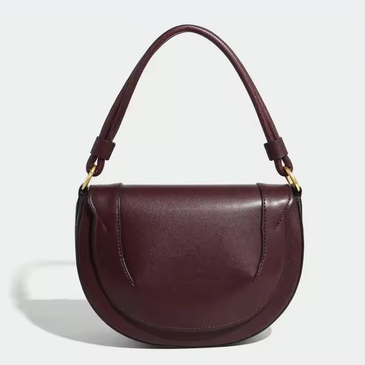 Bolso de sillín para mujer en color burdeos - Cuero sintético de alta calidad con cierre magnético en tono dorado, correa de hombro ajustable y costuras en contraste - Versátil para viajes, oficina, compras - Incluye correa para la muñeca - Regalo perfect - 1
