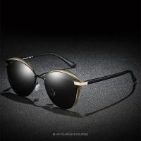 El conductor masculino conduce gafas de sol polarizadas metálicas para deslumbrar las gafas de sol - details 3
