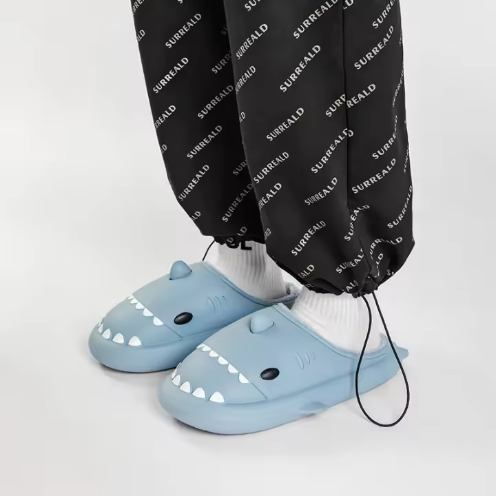 Nueva pareja de zapatillas esponjosas de EVA para invierno, suaves, de algodón, para el hogar, impermeables, con suela gruesa de felpa, para mujer y hombre. - 1