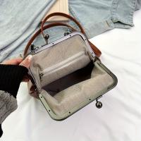 2025 Nuevo bolso bandolera vintage para mujer con correa ajustable para el hombro y cierre de beso - Bolso de color sólido en rojo, marrón claro, negro - Bolso de hombro pequeño elegante para atuendos informales y formales, bolso bandolera - details 6