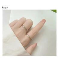 Anillo de Textura Gruesa Diseño Asimétrico Minimalista en Plata Joyería Moral con Toque Avant Garde - details 1
