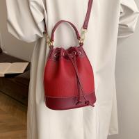 Bolso cruzado retro para mujer 2024 Correa ajustable, marrón ligero y rojo, herrajes dorados, trenzado Bolso spacioso para outfits casuales y formales - details 6
