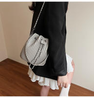 Bolso minimalista de cubo para mujer Cierre con cordón, bolso de mano elegante para uso diario y formal Accesorio de moda en tonos beige, negro, gris, khaki, rosa Finalización texturada - details 19