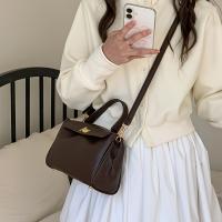 2025 Nuevo bolso bandolera suave para mujer: correa ajustable para el hombro, cierre giratorio, forma cuadrada pequeña, marrón oscuro/blanco/negro, versátil para desplazamientos y uso informal/formal, bolso bandolera, accesorio de viaje, diseño elegante - details 3