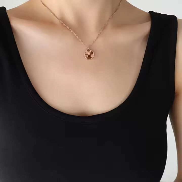 Collar con colgante hueco de carácter chino clásico de estilo folclórico chino, cadena de clavícula de diseño chapado en oro de acero de titanio - 1