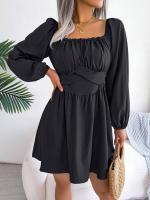 El vestido de cuello cuadrado intelectual de la mujer se cierra y muestra una falda corta delgada. - details 3
