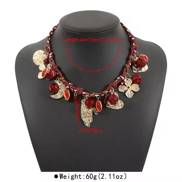 Collar bohemio étnico hecho a mano con cuerda roja y colgante de elemento natural. - 1