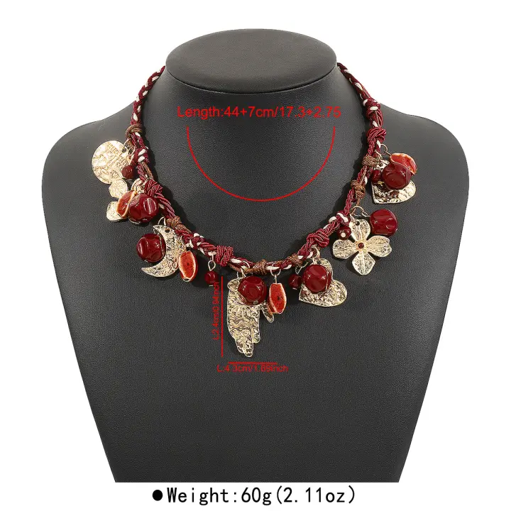 Collar bohemio étnico hecho a mano con cuerda roja y colgante de elemento natural. - 1