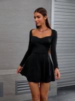 El vestido de mujer se cierra y muestra una falda corta de cuello cuadrado delgado - details 6