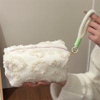 Bolsa De Maquillaje De Peluche Con Manija Organizador De Viaje Estuche De Cosméticos Suave Estampado De Amor Bolso De Lápices Lindo Y Portátil - details 7