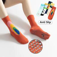 Calcetines de Yoga y Pilates con patrón de grafiti personalizado para mujer, calcetines deportivos antideslizantes, calcetines de moda que combinan con todo, calcetines de tendencia - details 0