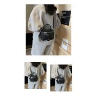 Diseño de nicho de moda llevado a mano caja bolsa de las mujeres 2025 verano nuevo bolso de hombro retro bolso de mensajero casual de alto valor - details 15