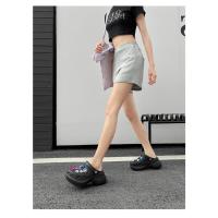 Zapatillas de plataforma con agujeros para mujer, a la moda, con suela de EVA suave, estilo bolsa de plata, zapatillas geniales. - details 16